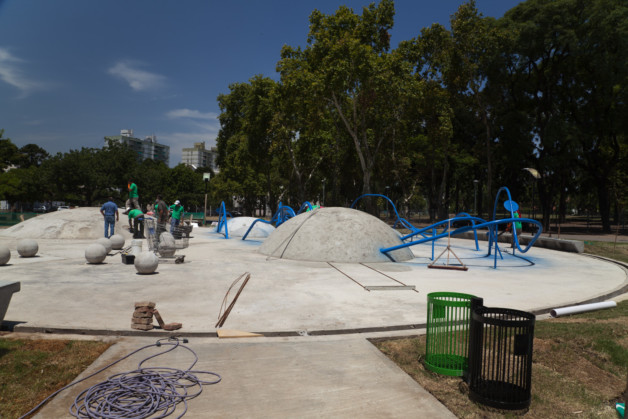 Colocación del Caucho Color, Parque Centenario