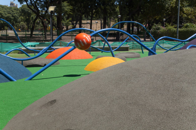 Zona de Juegos de Vanguardia en Parque Centenario