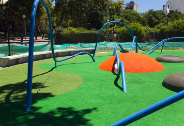 Zona de Juegos de Vanguardia en Parque Centenario