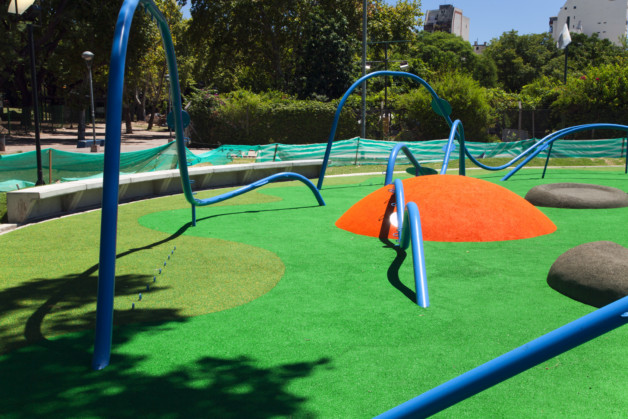 Zona de Juegos de Vanguardia en Parque Centenario