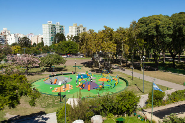 Parque Centenario: Juegos de Vanguardia en Uso